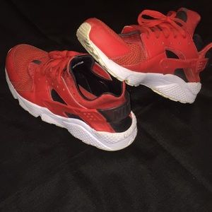 Used pair of Nike huaraches
